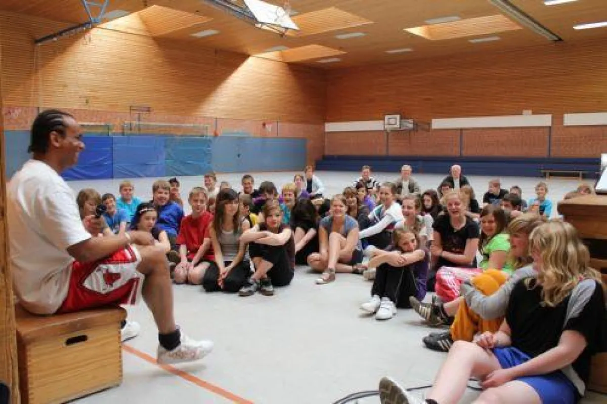 Musiker „2schneidig“ gestaltet Schul-Präventionsprojekte