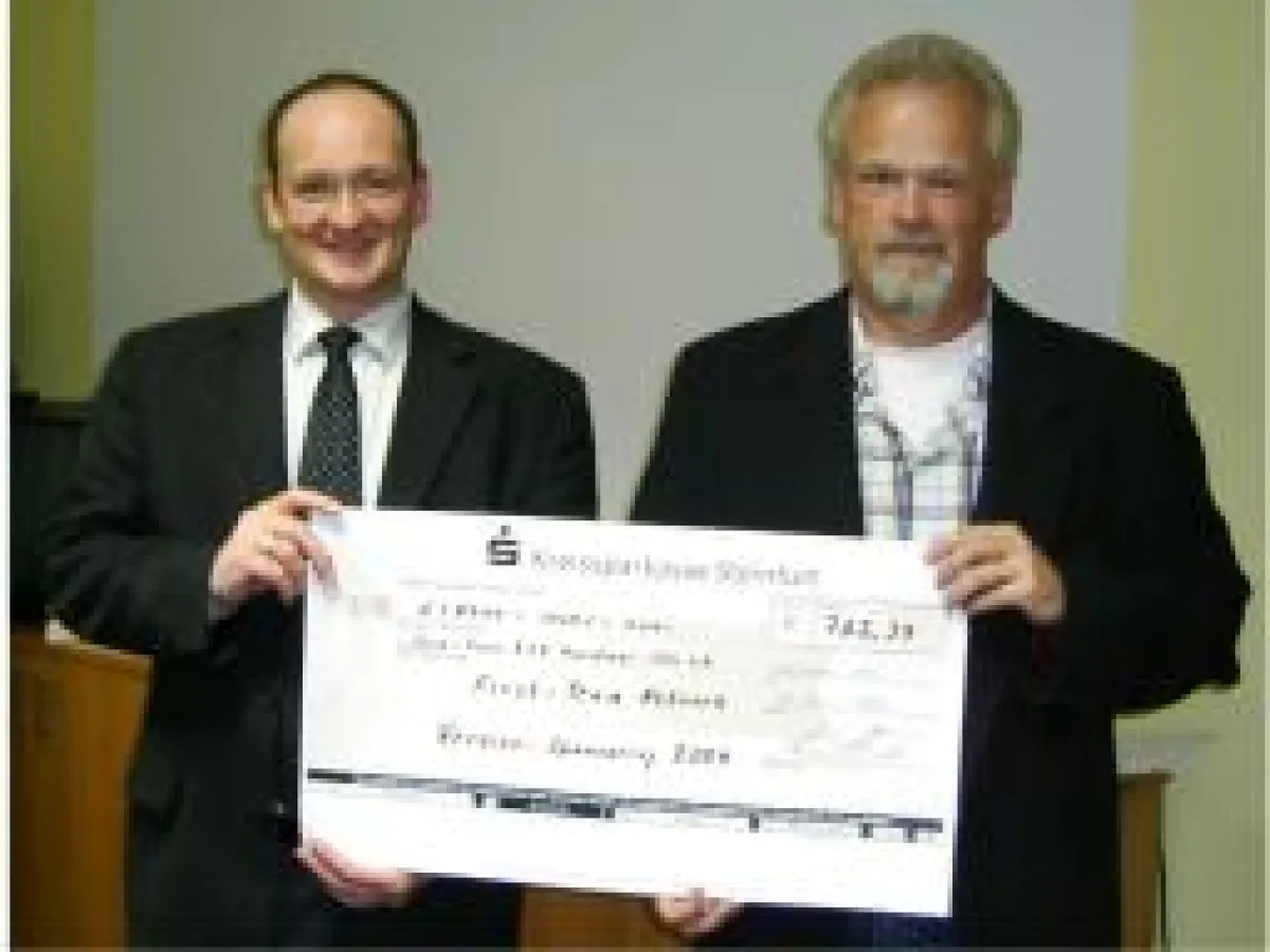 von rechts: 1. Vorsitzender u. First-Team Gründer Armin Albrecht übergab dem Verein ein Sponsorengeld von 762,39 €, rechts Kassenführer Dieter Bronold.