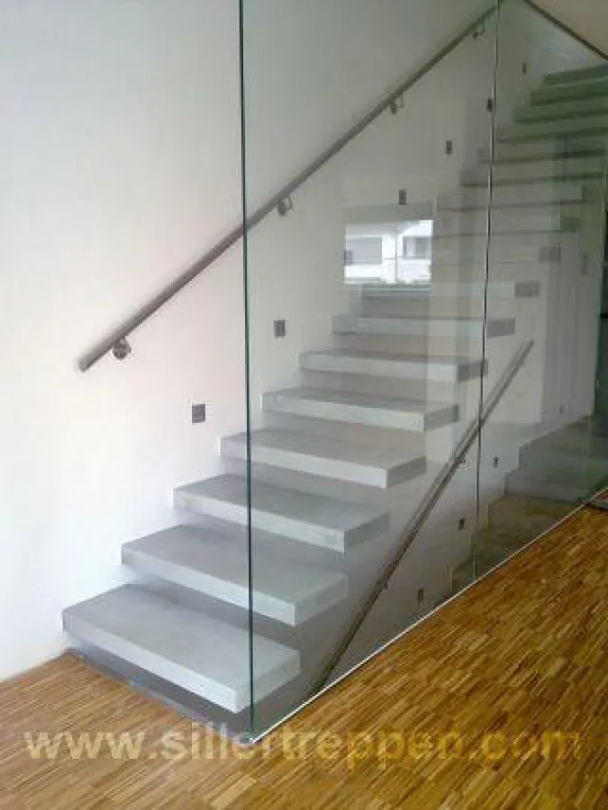 Freitragende Betontreppe mit Glasgeländer
