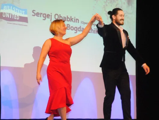 Bild: Hand in Hand in neue digitale und Kultur-Dimensionen