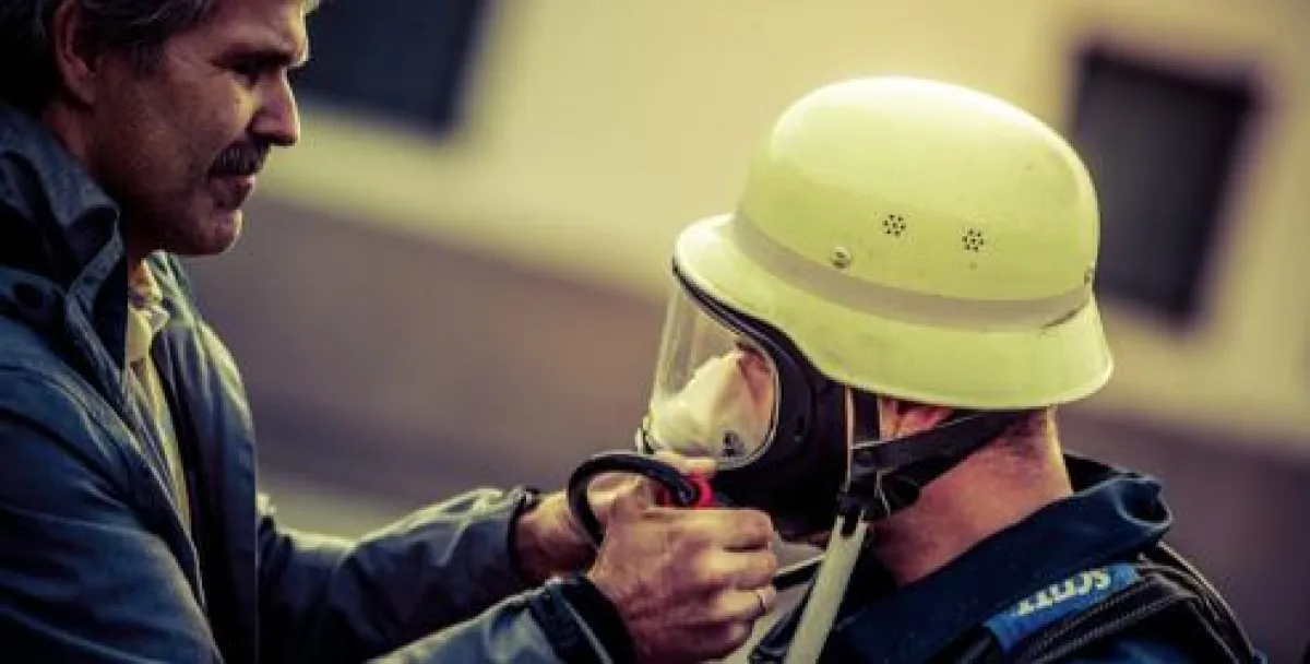 Tapfere Wettkämpfer in Schutzausrüstung