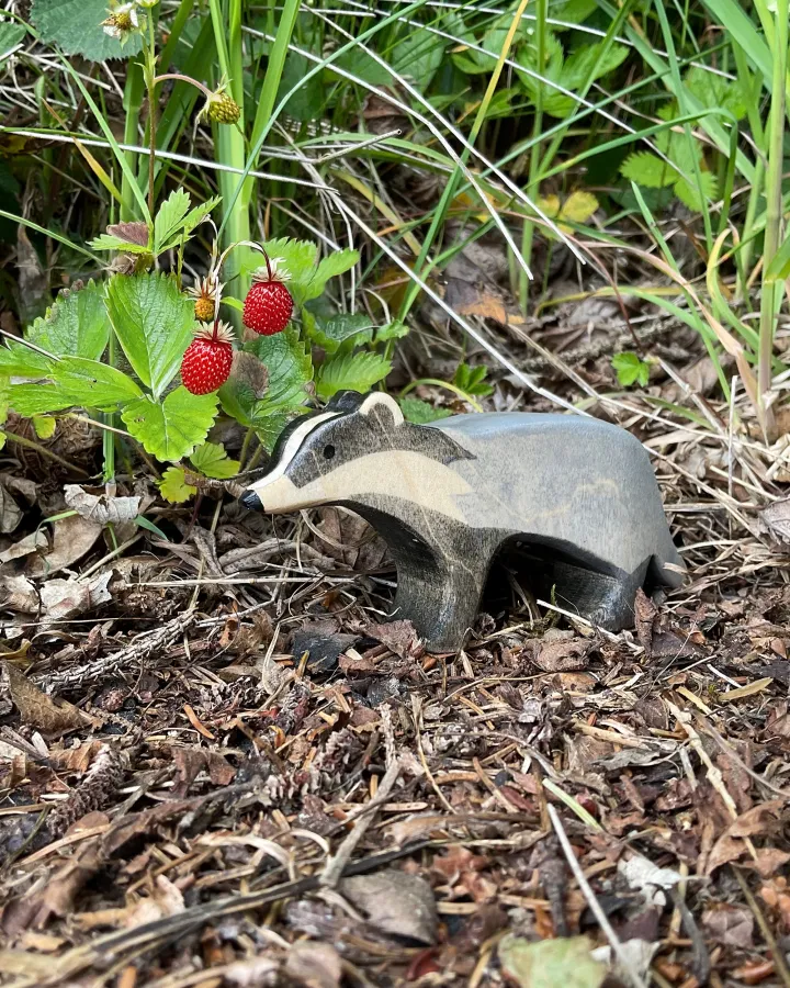 Charakterstark und unverwechselbar: Der Dachs zählt zu den besonderen Figuren bei Allgäuer Holztiere (© Allgäuer Holztiere)