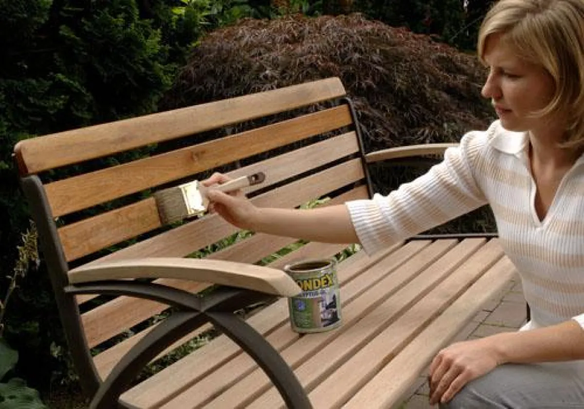 Der Anstrich mit einem Holz-Öl sorgt für wie neu aussehende Gartenmöbel.