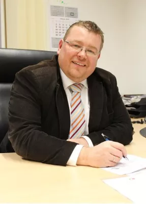 Pflegedienst-Steuerberater Frank Stannek nutzt die sozialen Medien um AZUBIS zu begeistern Bild: Pflegedienst-Steuerberater Frank Stannek nutzt die sozialen Medien um AZUBIS zu begeistern