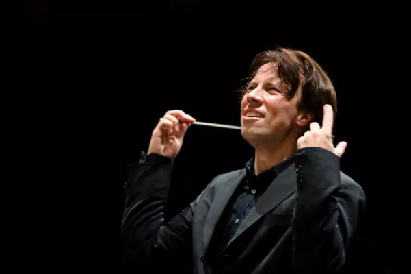 Bild: Kristjan Järvi leitet die Uraufführung von Mark Anthony Turnages 'Dialogue' mit dem Gstaad Festival Orchestra