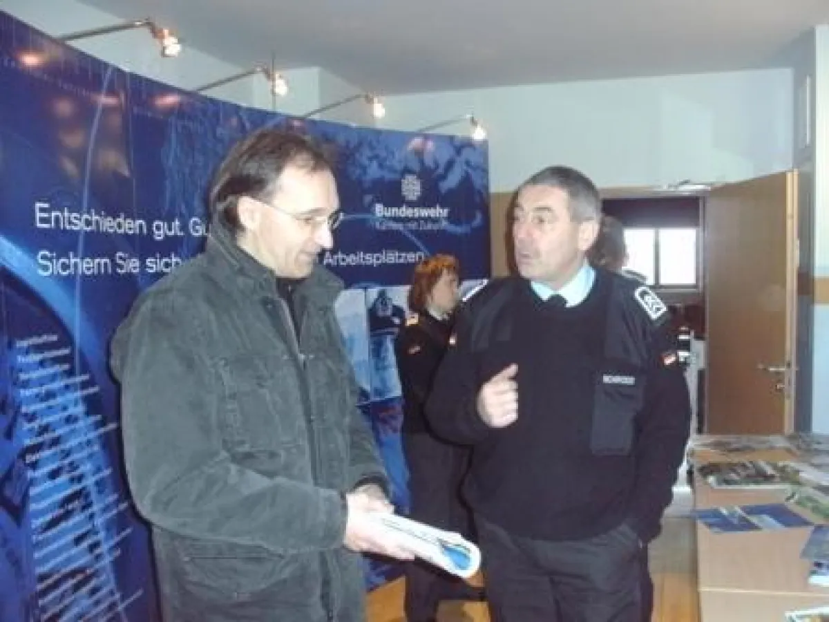 Eltern und Schüler nutzten die Gelegenheit, um sich über eine Karriere mit Zukunft bei der Bundeswehr zu informieren.