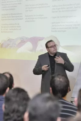 Bild: Erfolg trotz schmalem Budget: Tobias Zahn spricht in Schleswig Holstein über Zukunftssicherung