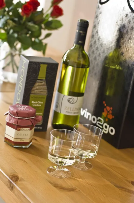 Wein, Cracker & Dip - ready-to-go inklusive Flaschenöffner und Weinbechern in edler Box