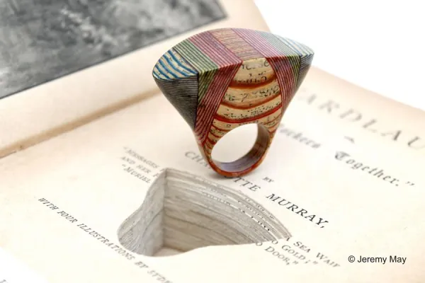 Bild: Ringe aus Buchseiten: Romeo und Julia am Finger