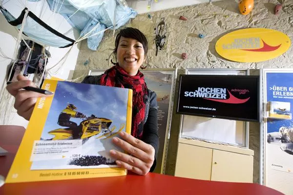 Bild: Erlebnisgeschenke-Anbieter Jochen Schweizer® kooperiert mit der Karstadt Warenhaus GmbH