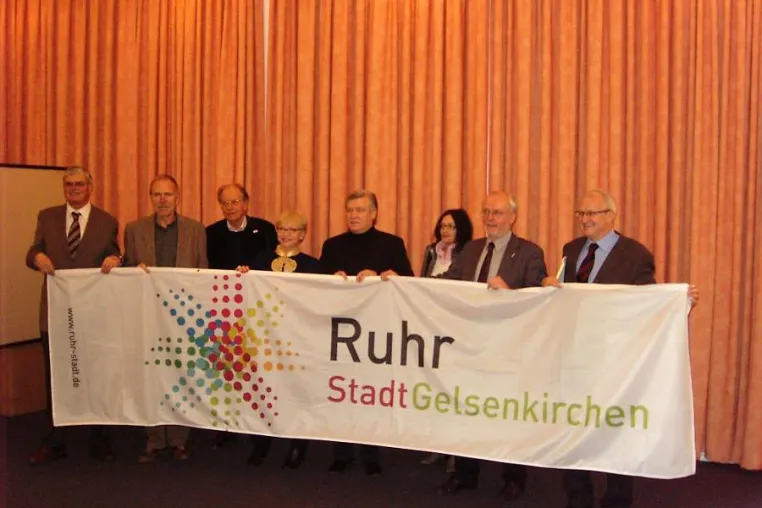 Bild: Flaggenübergabe RuhrStadt-Gelsenkirchen im Rathaus in Gelsenkirchen-Buer