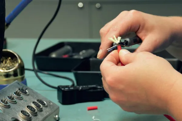 Hydrotechnik electronics GmbH erweitert Leistungsspektrum um Kabelkonfektionierung Bild: Hydrotechnik electronics GmbH erweitert Leistungsspektrum um Kabelkonfektionierung