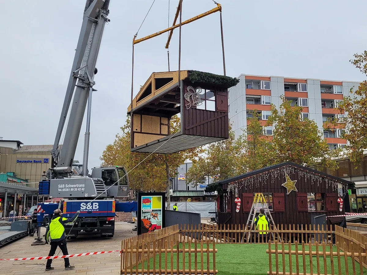 Aufbau des Wolfsburger Weihnachtsmarkts (© WMG Wolfsburg)