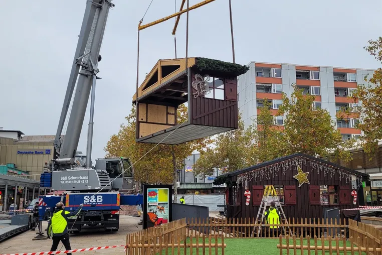 Aufbau des Wolfsburger Weihnachtsmarkts 2024 gestartet Bild: Aufbau des Wolfsburger Weihnachtsmarkts 2024 gestartet