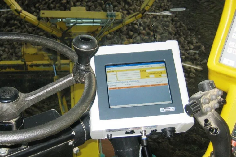 Bild: Neu im Sortiment: Kompaktes und robustes Bedienterminal Xario-LX für landwirtschaftliche Fahrzeuge