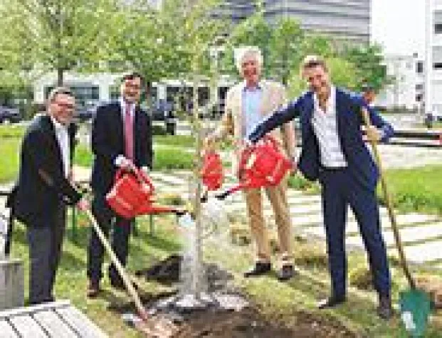 Bild: Ehren-Ginko für Maximilian von der Leyen