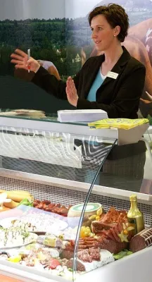 Bild: Kompetente Beratung und durchdachte Mitarbeiter-Verkaufstraining für Fleischerfachgeschäfte