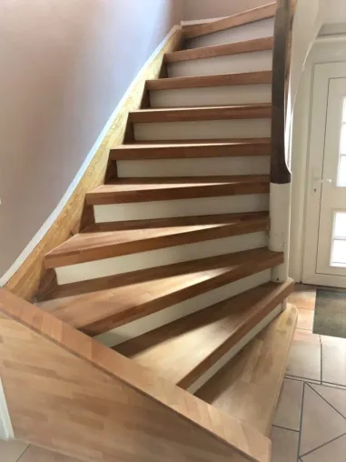Bild: Günstige Treppensanierung mit Renovierungsstufen aus Holz