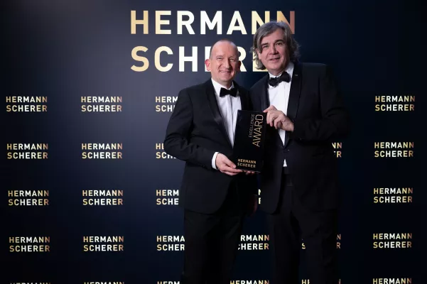 Bild: Weltrekord in Wiesbaden - Frankfurter begeistert das Publikum und erhält Excellence-Award