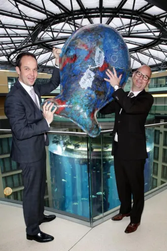 Bild: Hotel-Abfälle als Kunstobjekt – Fisch-Skulptur aus Plastik symbolisiert Nachhaltigkeit der Rezidor Hotel Group