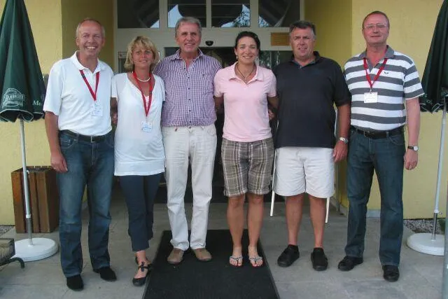 Bild: Kassecker-Stowasser-Golfcup - Skistar Monika Bergmann am Ball