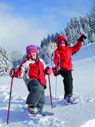 Bild: Hurra, es schneit! Die Ferienregion Alpsee-Grünten wird jetzt zum Winterwunderland für Kinder