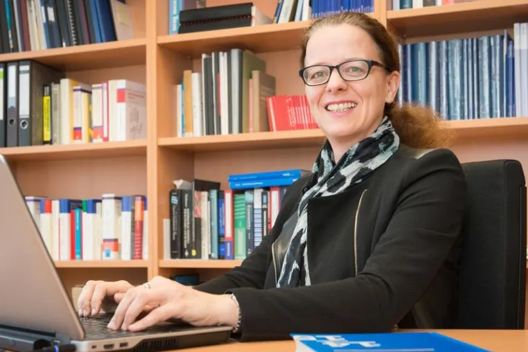 Bild: Fünf „Wirtschaftsweise“, darunter die Bonner Ökonomin Isabel Schnabel, übergeben Gutachten