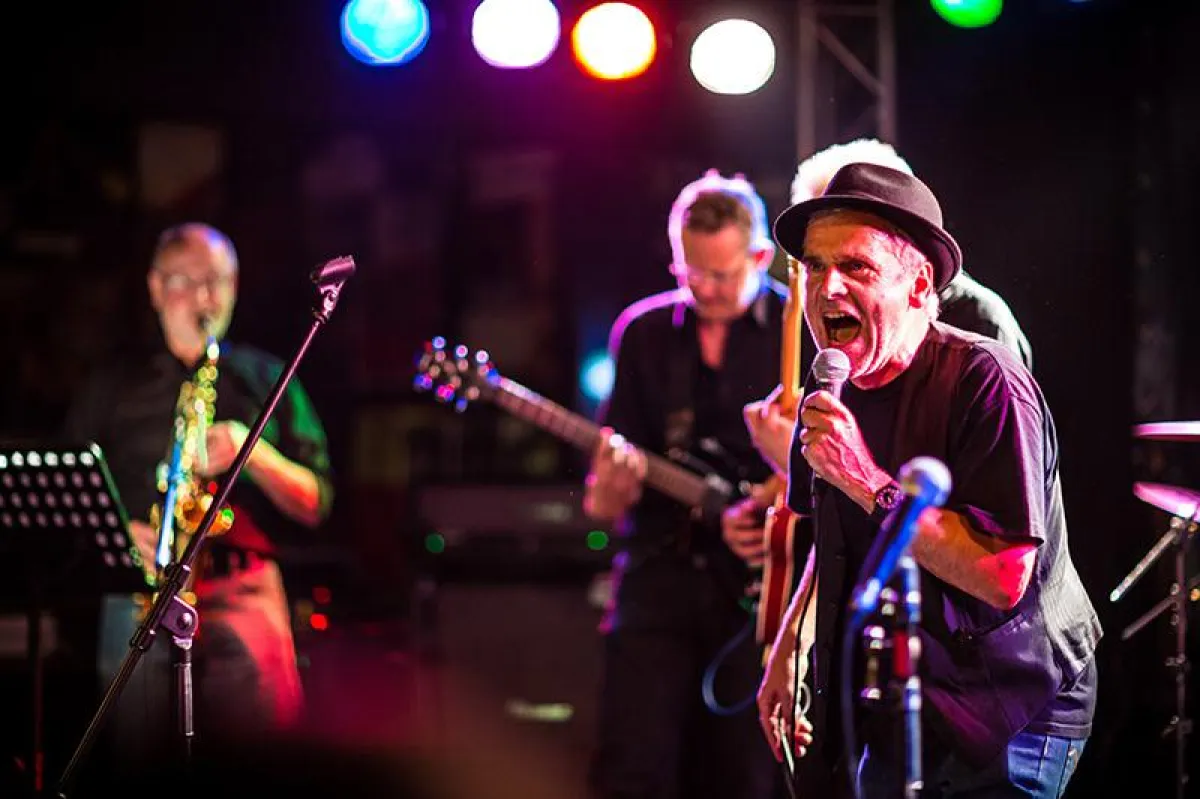 Alter schu?tzt vor Rocken nicht: das neue ?Rockband 60+?-Program der [MA] Music Academy