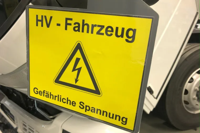 Sicher ans Ziel in der Elektromobilität: Schulungen für den Umgang mit Hochvolttechnik Bild: Sicher ans Ziel in der Elektromobilität: Schulungen für den Umgang mit Hochvolttechnik