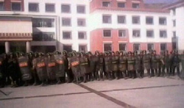 Dutzende Tibeter bei einem Polizeieinsatz mit Sprengstoff und Tränengas verletzt, ein Kind getötet Bild: Dutzende Tibeter bei einem Polizeieinsatz mit Sprengstoff und Tränengas verletzt, ein Kind getötet