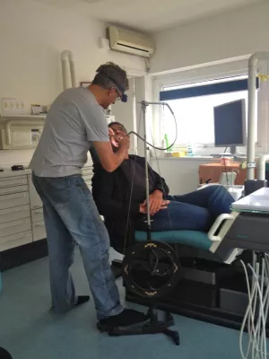 Bild: Not macht erfinderisch: Zahnarzt aus Gera behandelt trotz Stromausfall