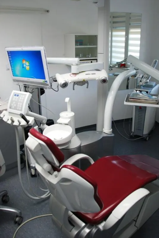 Implantologischer Navigator im Einsatz bei SWISS Dentaprime (Bildquelle: travelmedicus.com)