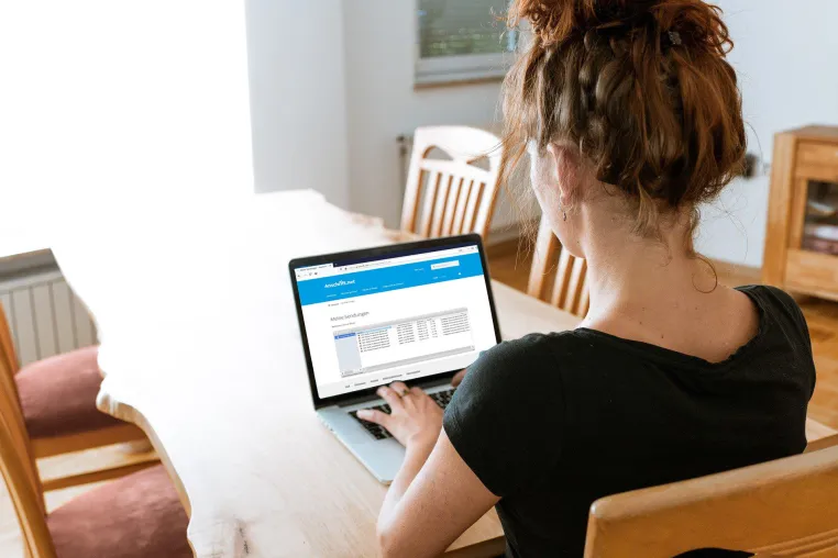 Bild: Privates und Berufliches rechtskonform und perfekt trennen mit dem günstigen Service von Anschrift.net