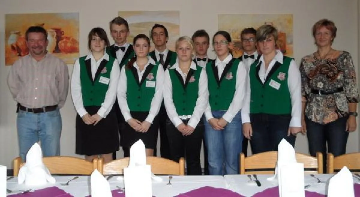 Schülerinnen und Schüler aus Pardubice mit Ihrer Lehrerin Mgr. Dana Hermaonva und dem Vertreter der Berufsschule Wiesau Markus Sch