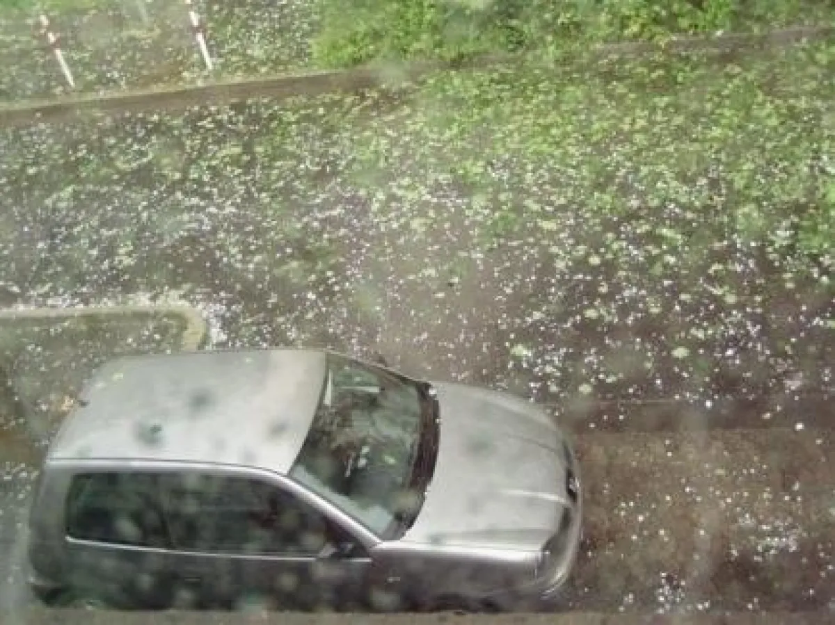 Die Sparkassen DirektVersicherung bietet Sparpreise mit Service und Sicherheit. Und im Schadensfall schnelle Hilfe. (Foto: Schwerer Hagelschlag in Krefeld)