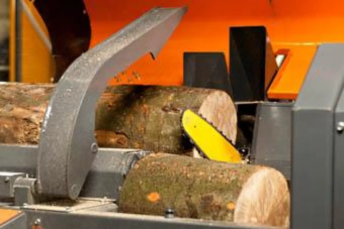 Mit dem neuen Sägespaltvollautomat fällt die Holzverarbeitung leichter.