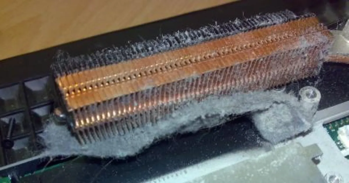 Schmutzmatte an den Kühllamellen eines HP Notebook