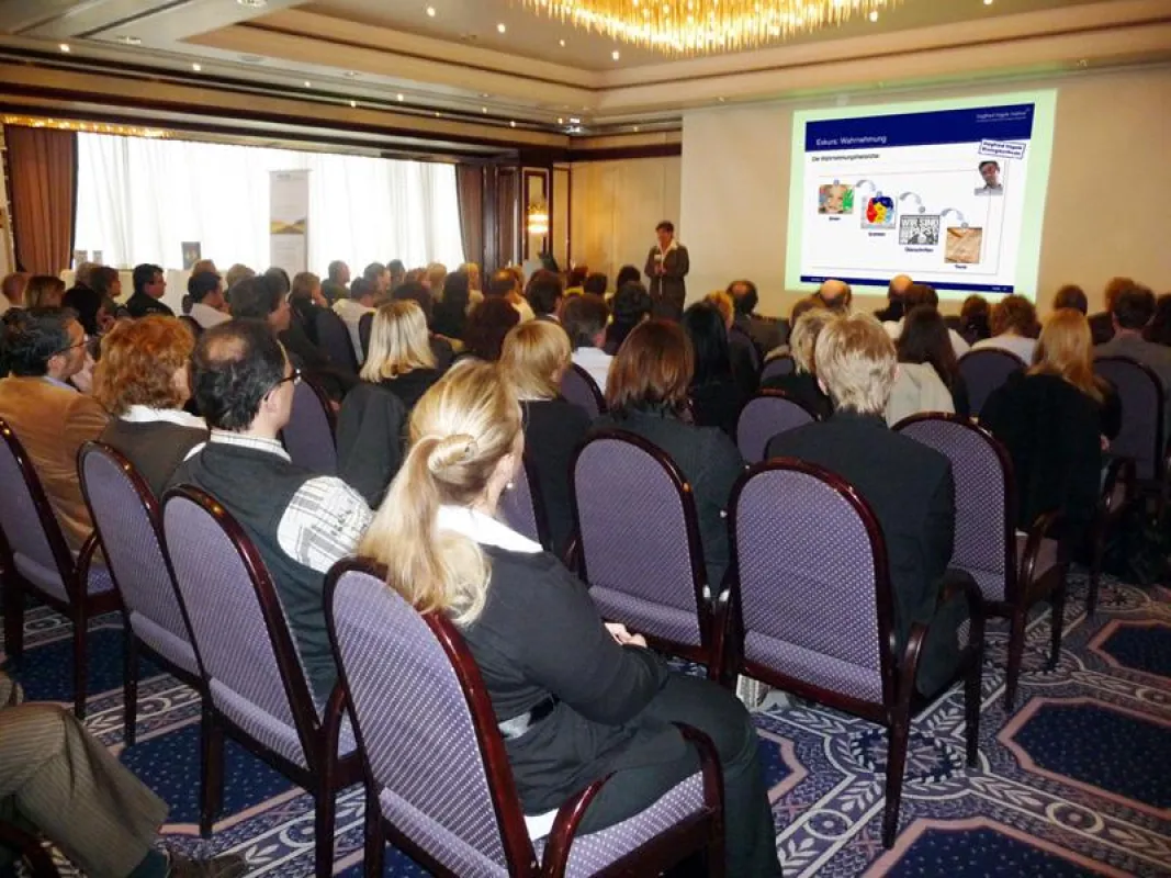Interessiert verfolgten die Besucher der Informationsveranstaltung -Meet the experts Katalogtrends 2010- den Vortrag von Gabriele Laurich vom renommierten Siegfried Vögele Institut über zielgruppenger