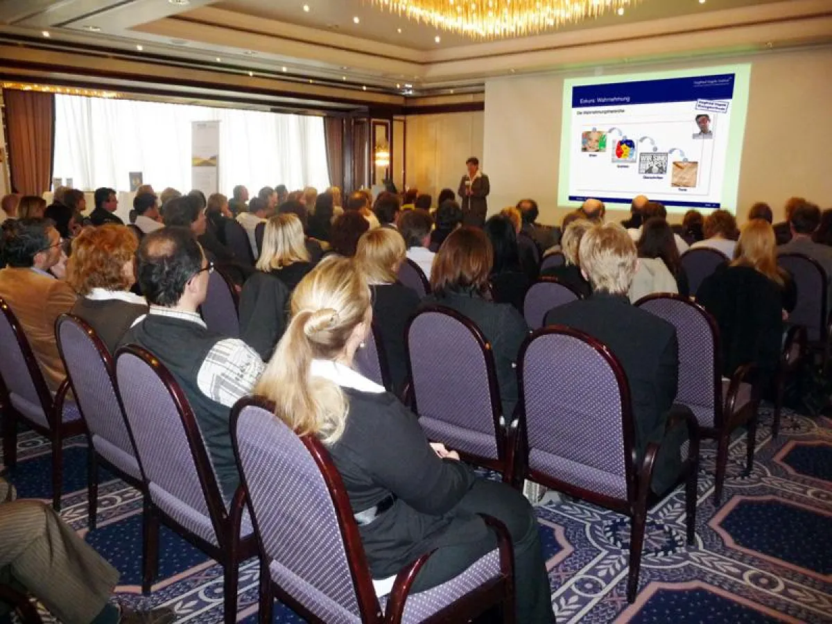 Interessiert verfolgten die Besucher der Informationsveranstaltung -Meet the experts Katalogtrends 2010- den Vortrag von Gabriele Laurich vom renommierten Siegfried Vögele Institut über zielgruppenger