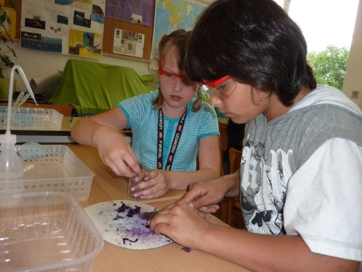 KInder experimentieren in der AWO Junioruniversität Salzgitter.