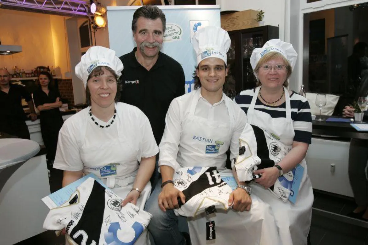 Handball-Nationaltrainer Heiner Brand mit den Finalisten des QS-Kochwettbewerbes. Karin Hornberger, Bastian Hoffmann und Monika Mörchen (v.l.n.r.).