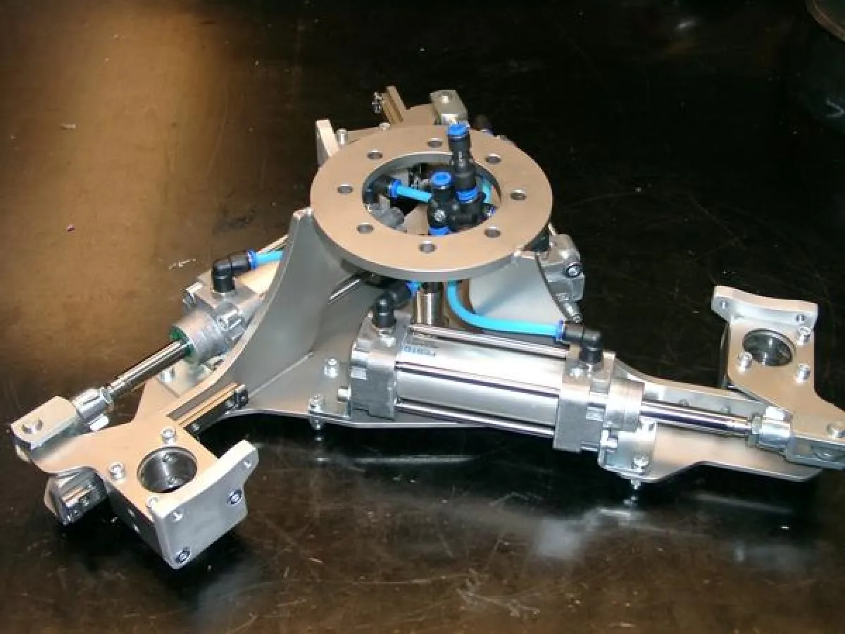 gebrauchsmustergeschützter Greifer für Eimer und Hobbocks