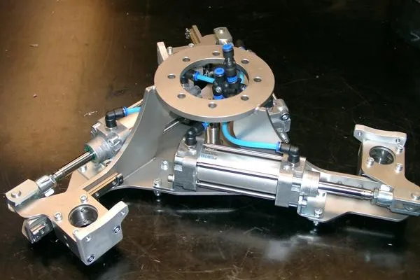 roTeg AG entwickelt Greifer für Eimer und Hobbocks Bild: roTeg AG entwickelt Greifer für Eimer und Hobbocks