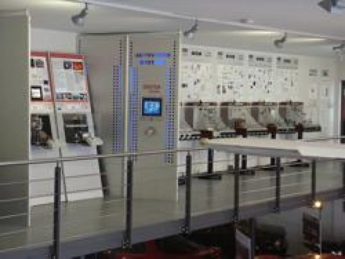 Über 80 Lehrmodelle stehen in der AUTOVISION zum haptischen Lernen bereit