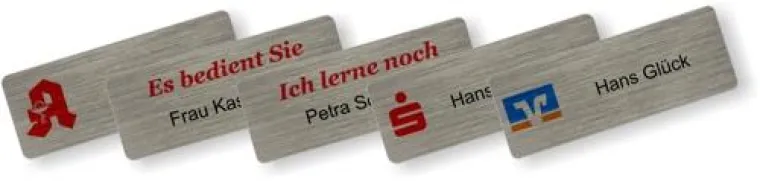 Bild: Edle Namensschilder aus Metall mit Druck und Gravur der Namen innerhalb kürzester Zeit