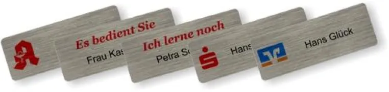 Bild: Edle Namensschilder aus Metall mit Druck und Gravur der Namen innerhalb kürzester Zeit