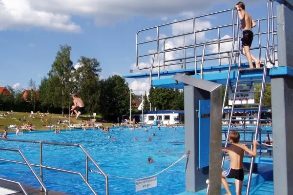 Bild: Stadtwerke Buxtehude entscheiden für greenPower gP50 MG BHKW von KUHSE für Freizeitbad Aquarella