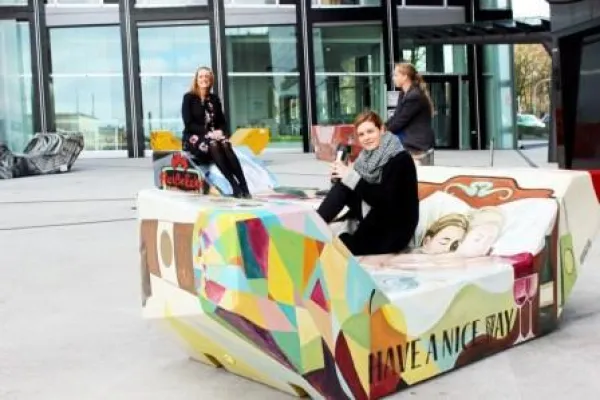 Bild: Wiener Enzis in Hamburg: Reeperbahn bekommt Outdoor-Wohnzimmer