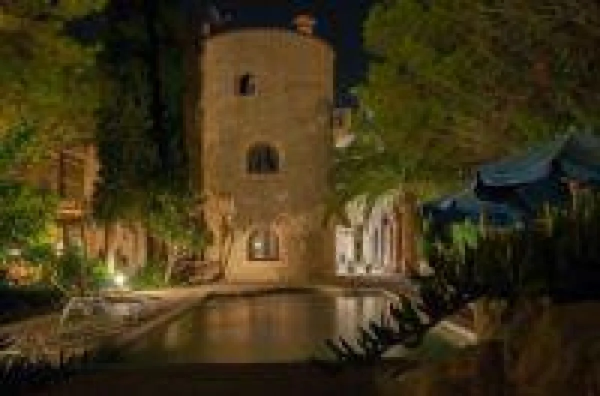 Der Turm des kleinen Landhotel Can Davero in Mallorca bei Nacht. Romantik Pur abseits der Urlauber