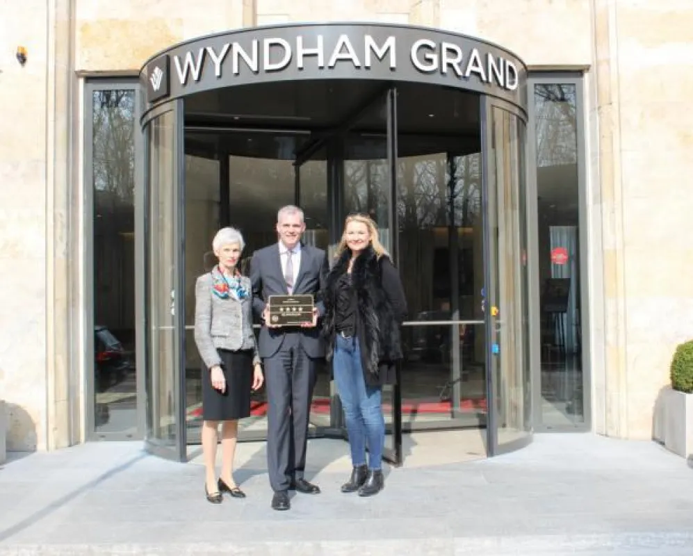 v.l.: Dorothee E. Schütte-Girard (HOGA Berlin Service GmbH), Holger König (General Manager Wyndham G